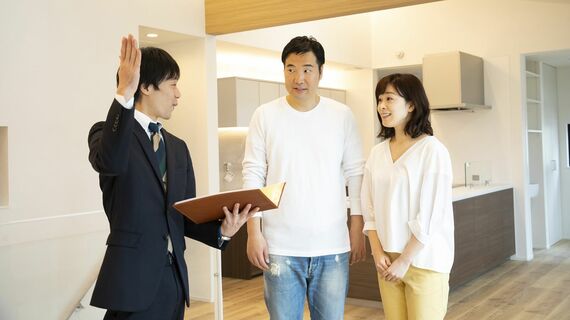 内覧する夫婦