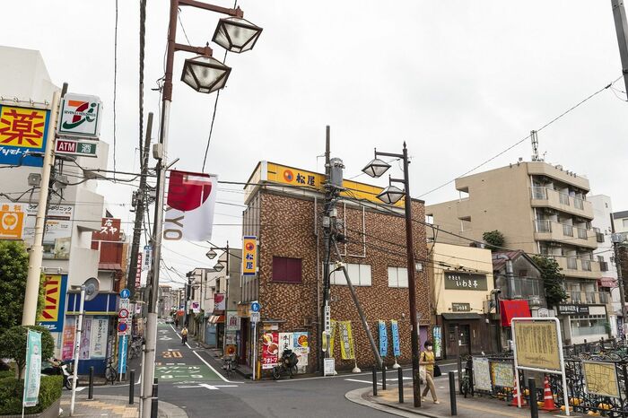 下板橋駅前。活気あふれる住宅地の駅といった雰囲気だ