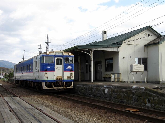 日高線の様似駅に停車する列車