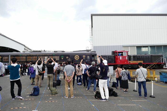 「丹後くろまつ号」を館内に入れる
