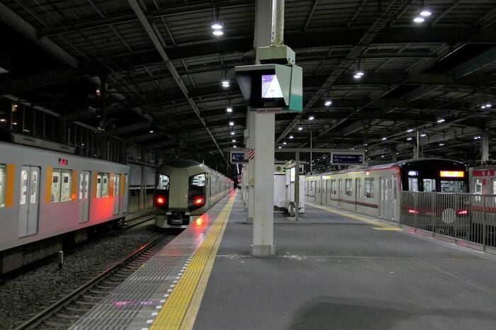 南栗橋車両管区所属の50000型（左）が