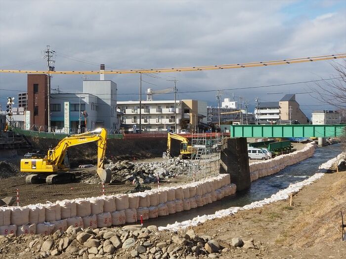 復旧工事が進む田川橋梁