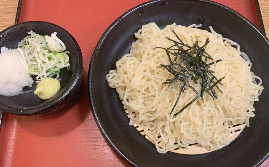 4種の節と散布産昆布の風味とうま味が効いた特製タレのざるらーめん（1玉600円）