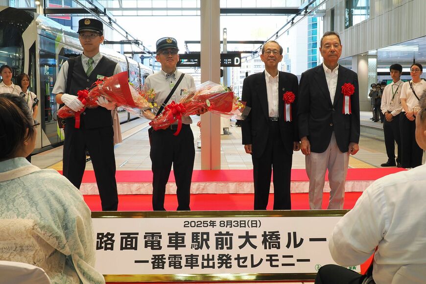 一番電車の乗務員への花束贈呈（撮影：伊原薫）
