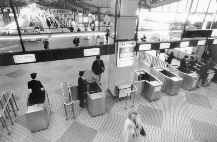 1993年当時の渋谷駅改札口。改良工事前の駅は現在よりやや東に位置していた（写真：京王電鉄）