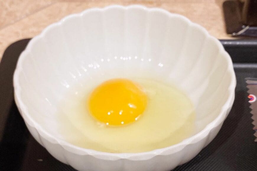 生たまごは割った状態で提供されます（筆者撮影）