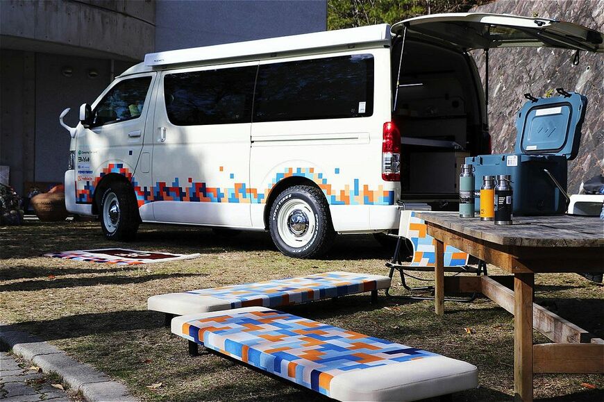 新作キャンピングカー「アコロ」や京都精華大学の授業風景など(写真：京都精華大学)