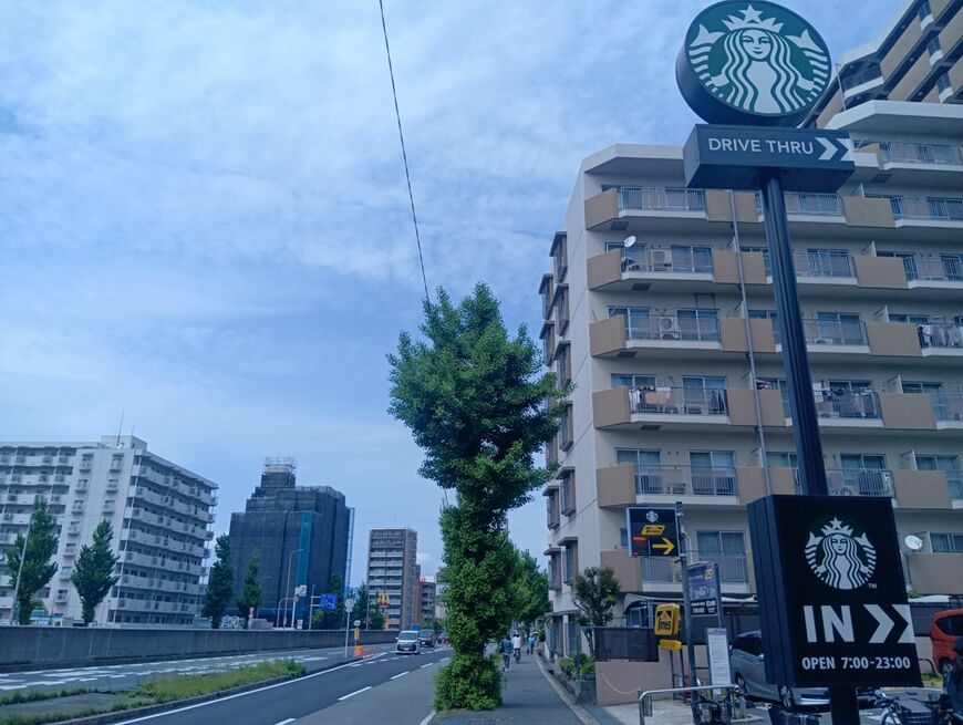 快活CLUBまでの道中にはスタバ、マック、ファミマ、ダイソー、阪急OASISなどが営業していた（写真:筆者撮影）