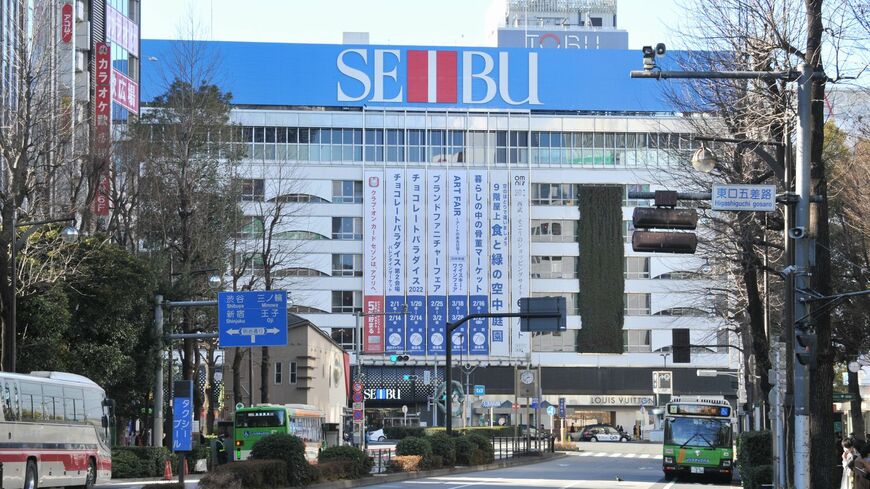 池袋駅東口のランドマークである西武池袋本店（筆者撮影）