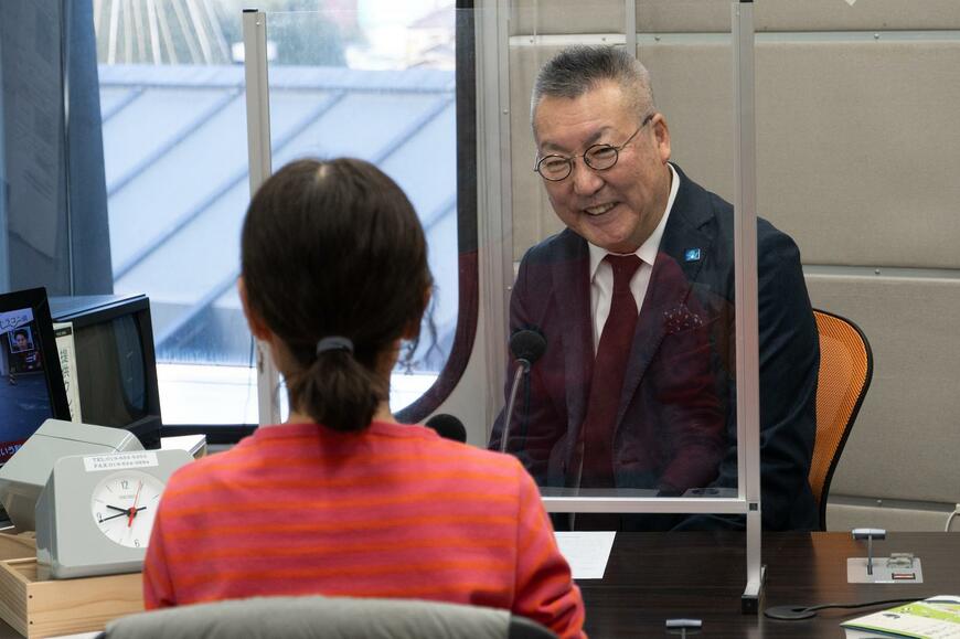 ラジオ出演する山下社長