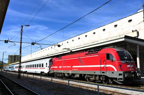 スロベニアの機関車が引くインターシティ（2022年 筆者撮影）