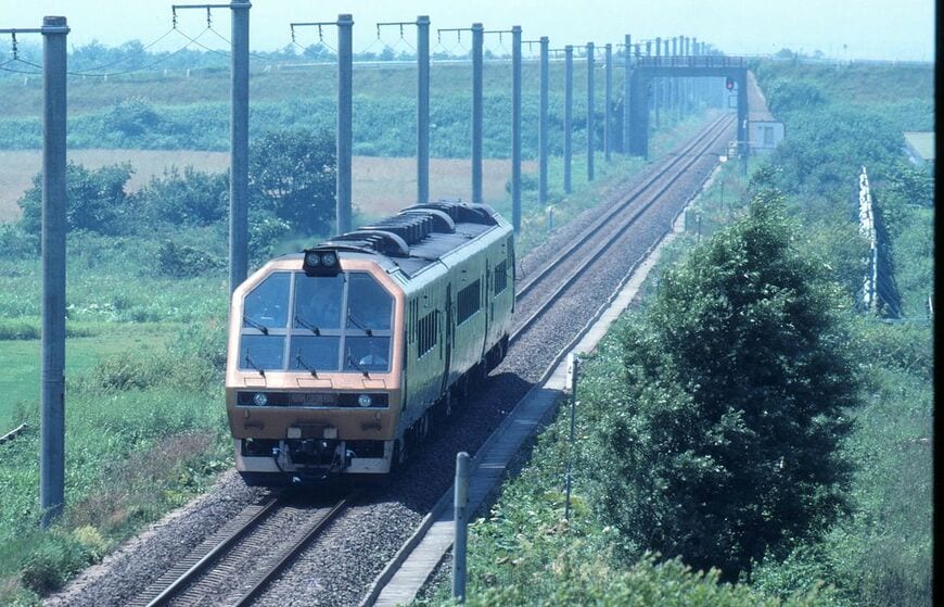 「アルファコンチネンタルエクスプレス」石勝線を快走する姿（撮影：南正時）