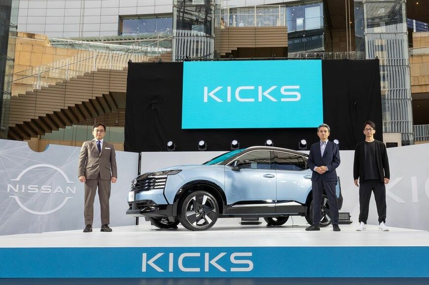 2026年6月18日に発売した日産の新型「キックス」と、その発表会の様子（写真：日産自動車）