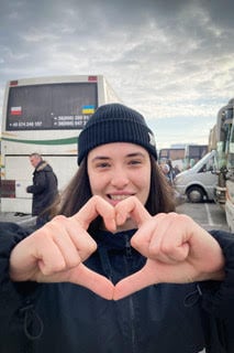 避難先のポーランドから西部の街リビウに戻ったポリーナ。1週間後、このバス停から数百メートルのところに砲撃があり、7人が亡くなった（撮影 4月11日）