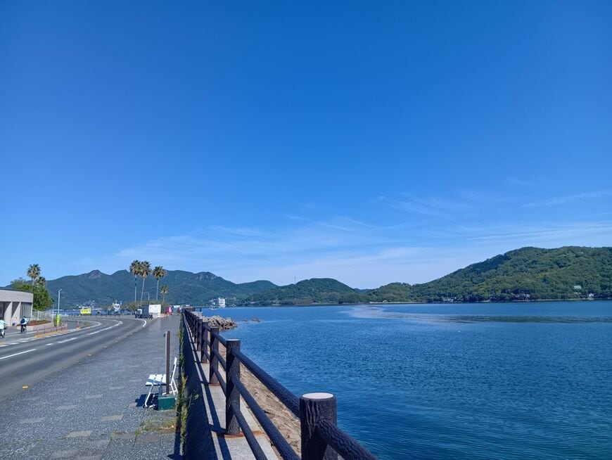 気持ちのいい道を進んでいく（写真：筆者撮影）