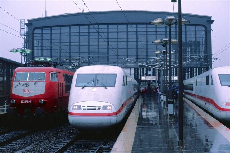 ベルリン中央駅完成前のターミナル、ツォー駅に並ぶICEとIC（撮影：橋爪智之）