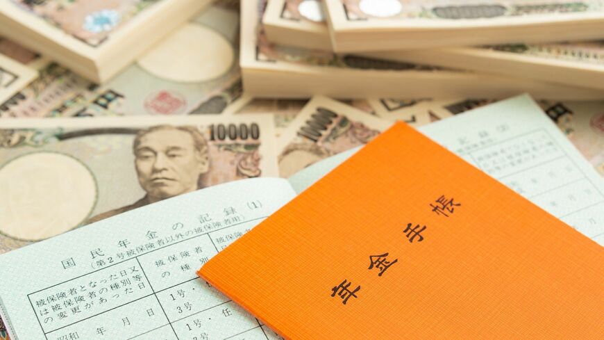 年金の受給開始年齢による「損益分岐点」について解説します（写真：genzoh／PIXTA）