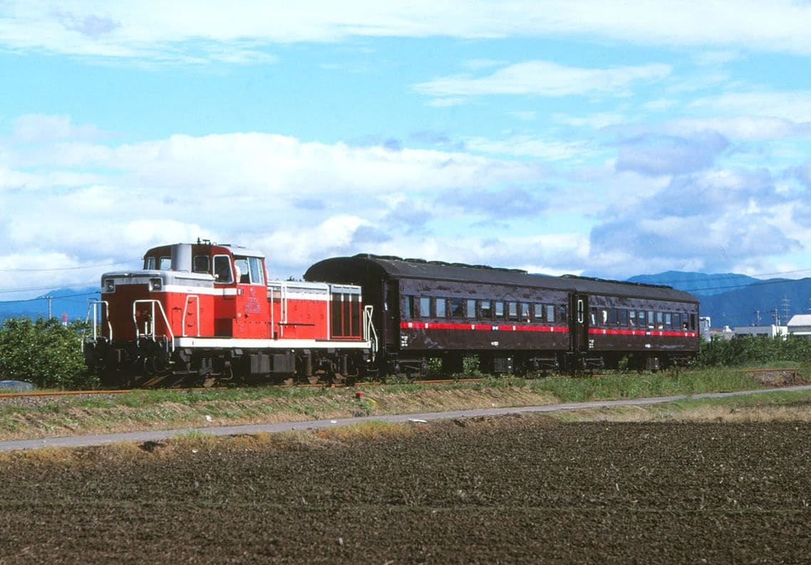 樽見鉄道で客車列車を牽引するDE10