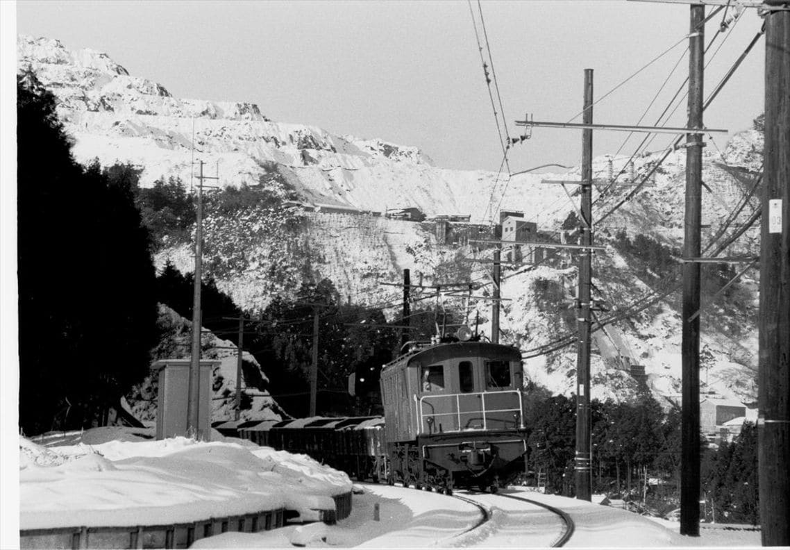 雪景色の西武秩父線を走る米国製電気機関車E71