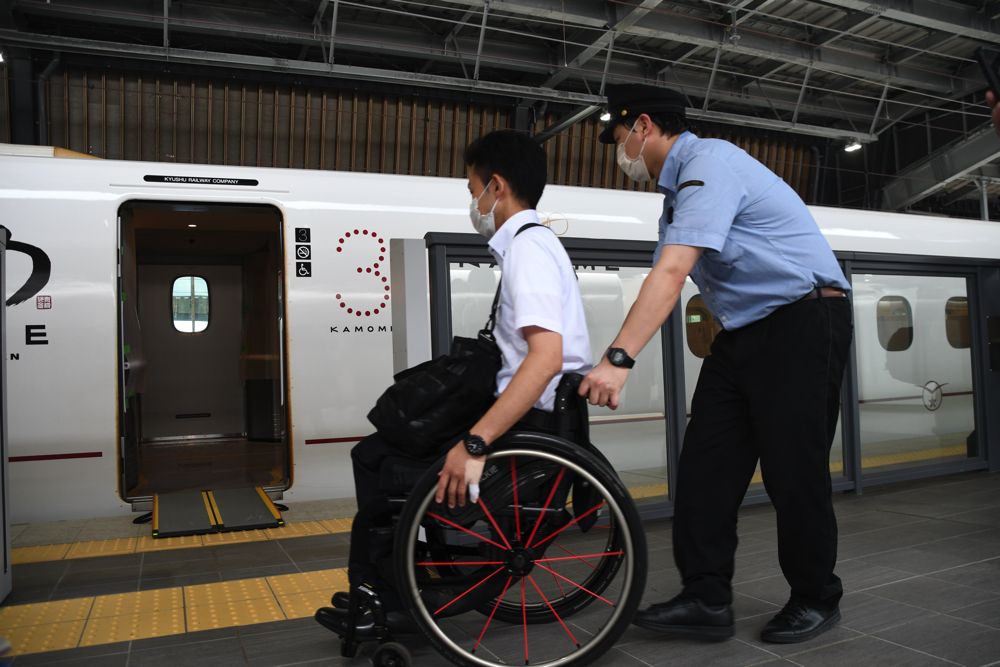 車いす利用者の乗り継ぎも検証した（記者撮影）