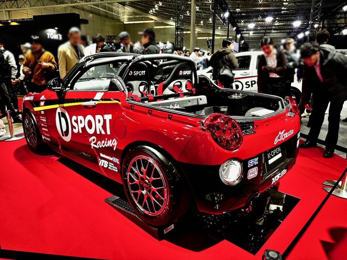 ロールケージにフルバケットシートなど、サーキット走行をイメージした仕上げ（筆者撮影）