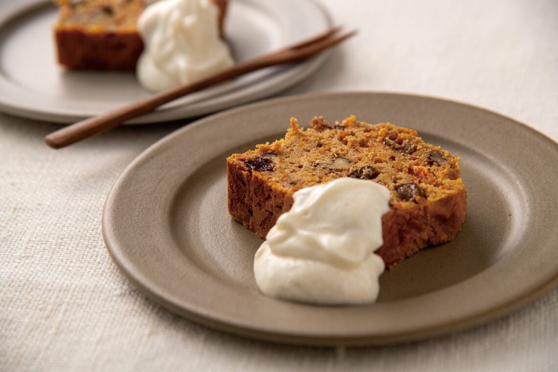 安部司氏が考案した"無添加ヘルシー"おやつ「ごろごろナッツの米粉キャロットケーキ」（写真：『日本人なら必ず食べたい安部おやつ』より）