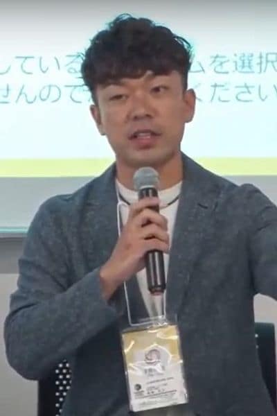 齋藤亮次（さいとう・りょうじ）／公文国際学園中等部・高等部教諭／ブランド分析室。早稲田大学教育総合研究所特別研究員、厚労省公認キャリアコンサルタント。誰もが自分らしく生きていけるために、キャリア教育として社会科教育や探究学習、アントレプレナーシップ教育、進路支援、学校と教師のトランジションなどに取り組む。 自らもジェネレーターとして数々の探究学習や国内外フィールドワークを設計し、生徒と取り組んだ「SDGsを漫画で学べるトイレットペーパー」で日本トイレ大賞2021を受賞。今までに中高生延べ1000人以上のキャリアを支援し、探究学習とキャリア教育のアップデートに取り組む。『16歳からのライフ・シフト』（東洋経済新報社、編集協力）、共著に『SCHOOL SHIFT』（明治図書出版）など（画像：未来の先生フォーラム）