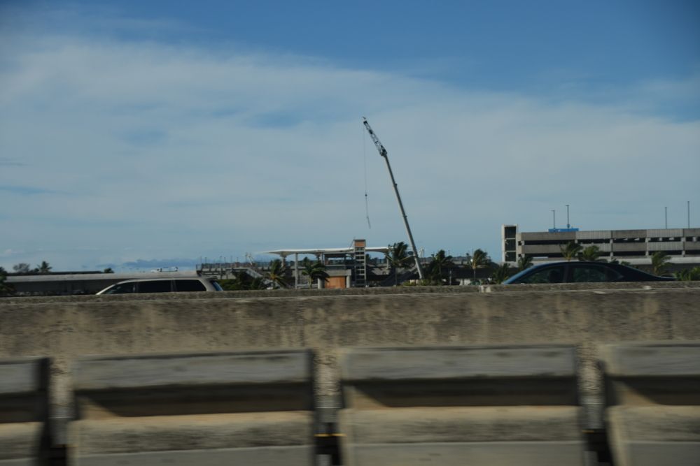 空港の隣では鉄道駅を建設中（記者撮影）