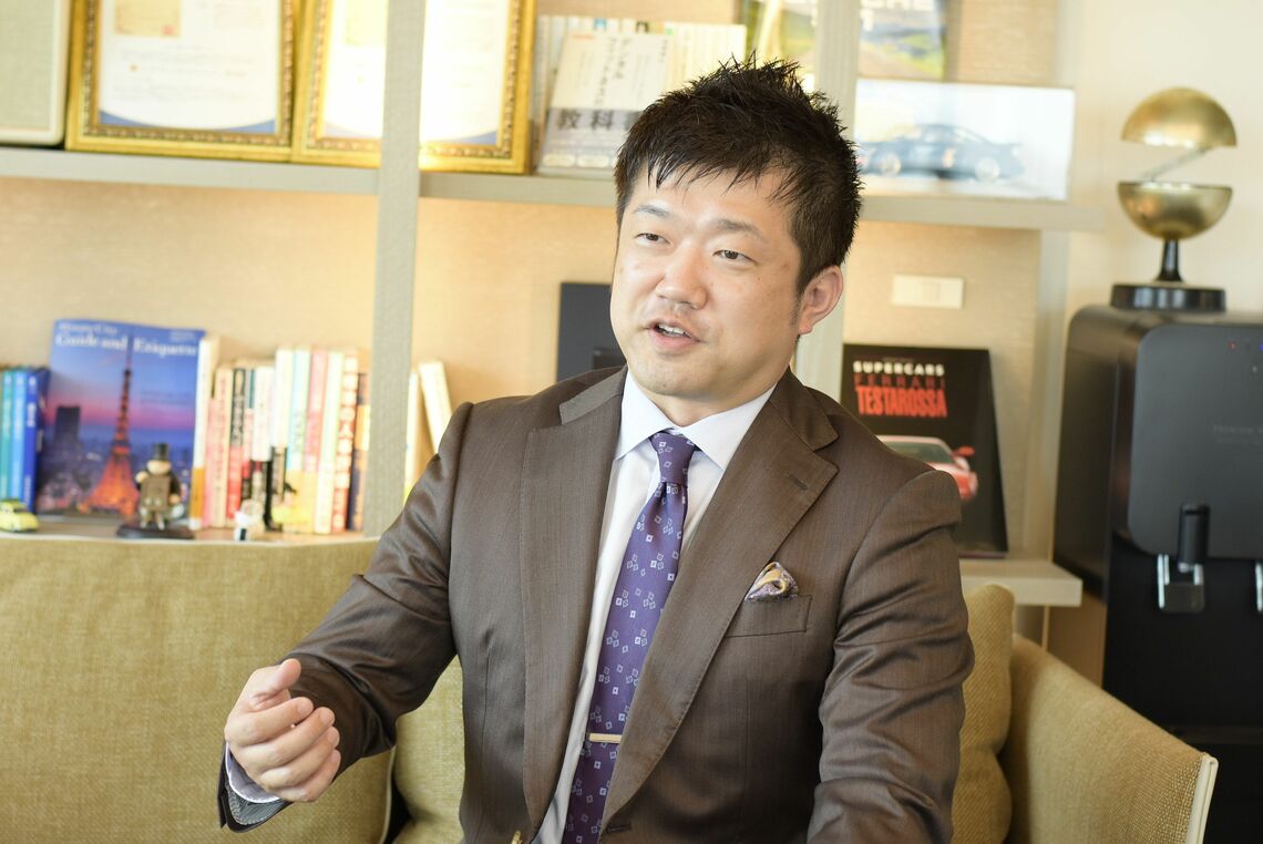 歯科業界のコンサルタント事業を手掛ける髙橋翔太氏。「しん治歯科医院」のCOOでもある