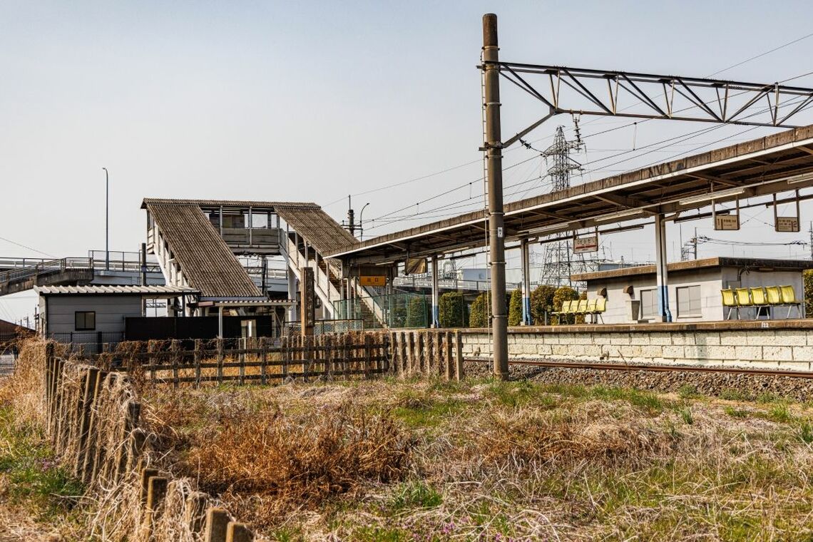 世良田駅の脇の空き地。中央に「徳川氏発祥の地」の碑（撮影：鼠入昌史）