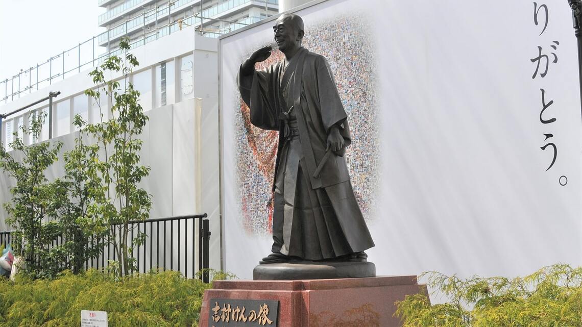 2021年に東村山駅東口に建立された志村けんさんの像。「アイーン」のポーズだ（筆者撮影）