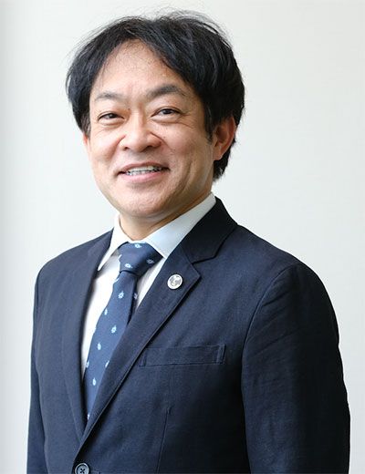 隅田 学（すみだ・まなぶ）愛媛大学学長特別補佐・教育学部附属才能教育センター長・教育学部教授博士（教育学）。専門は、才能教育・STEAM教育。才能のある幼年児を対象とする「キッズアカデミア」を2010年にスタート。2013年に野依科学奨励賞受賞。ケンブリッジ大学のキース‧テイバー教授と共に世界の科学才能教育研究成果を編纂し、Routledge社より3冊シリーズを刊行。2018年日本科学教育学会学術賞を受賞。2022年The 17 Asia-Pacific Conference on GiftednessにてBest Oral Presentation Award受賞。アジア太平洋才能教育連盟（Asia Pacific Federation on Giftedness）理事、世界才能教育協議会（World Council for Gifted and Talented Children）日本代表（写真：本人提供）