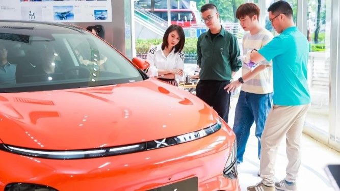 中国の「自動車デフレ」の要因はメーカー間の激しい価格競争だけではない。写真は新興EVメーカーの小鵬汽車の販売店(同社ウェブサイトより)