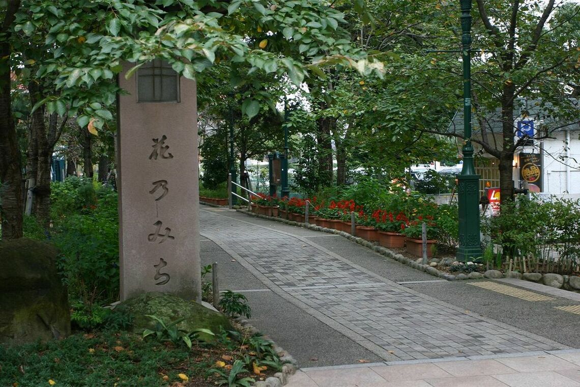 阪急宝塚駅から宝塚大劇場を結ぶ『花のみち』。四季の花が楽しめる（画像：週刊女性PRIME編集部）