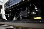 中央にある黒い四角の箱は予防安全のためのレーダー装置