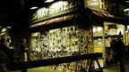 貼り紙に埋め尽くされたピザ店