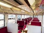 車内のつり革の数は少ない