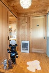 洗面室や浴室は玄関に直結。帰宅後の手洗いもスムーズだ。正面の扉はトイレ（写真撮影／前田慶亮）