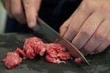 牛肉を切る工程が面倒くさければひき肉を使ってもOK！（写真：吉澤健太）