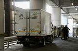 荷物専用新幹線で輸送した荷物はトラックに積み替えて目的地に向かう（記者撮影）