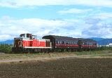樽見鉄道で客車列車を牽引するDE10同鉄道ではTDE10を名乗った（筆者撮影）