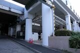 駅東側の出入り口（記者撮影）