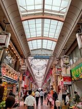 途中からアーケードのデザインが変わる「新小岩ルミエール商店街」（筆者撮影）