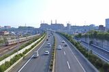 線路に隣接する阪和自動車道（記者撮影）