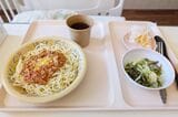 ある日のランチ。パスタとサラダとフルーツ（筆者撮影）