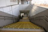 汐見橋線のホームからコンコースへ下りる階段（記者撮影）