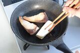 脂をキッチンペーパーで除去