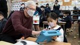熊本市の五福小学校の国語の授業に参加したアップルのティム・クックCEO。国語の音読をiPadに録音し読み方を工夫したり、心情を表す音楽を編集する創造性に拍手を送った（筆者撮影）