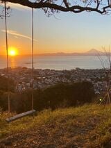 日没にあわせて118mの仙元山展望台へ。風早橋バス停から20分ほど歩くとこの景色にたどりつける（筆者撮影）