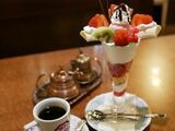 「ストロベリーパフェ」と「沙羅英慕特選炭焼きブレンド」
